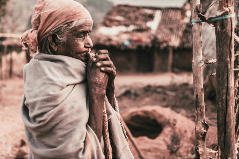Mujer orando en su villa