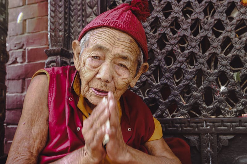 Monje anciano rezando