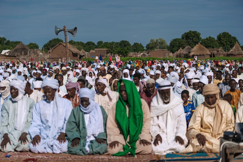 Hombres orando de rodillas
