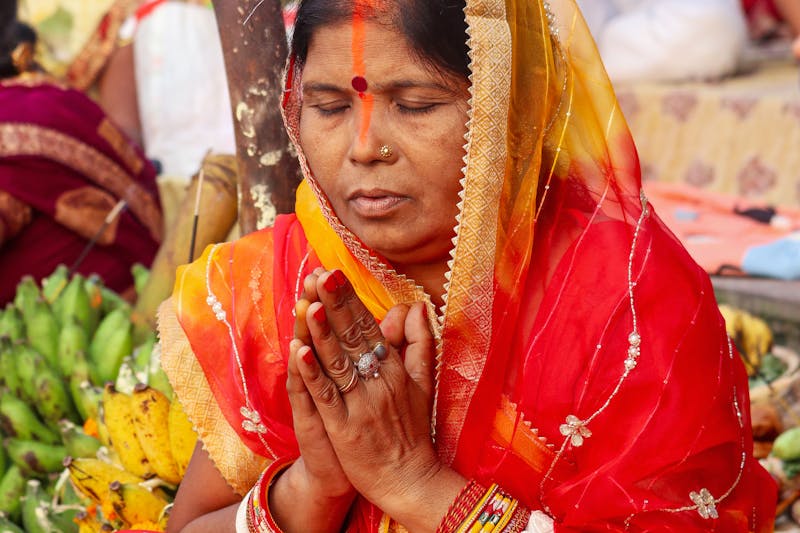 Una mujer hindu orando