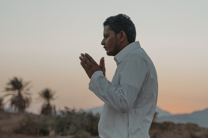 Hombre orando