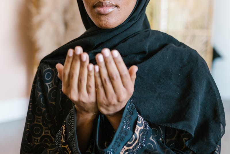 Mujer musulmana orando