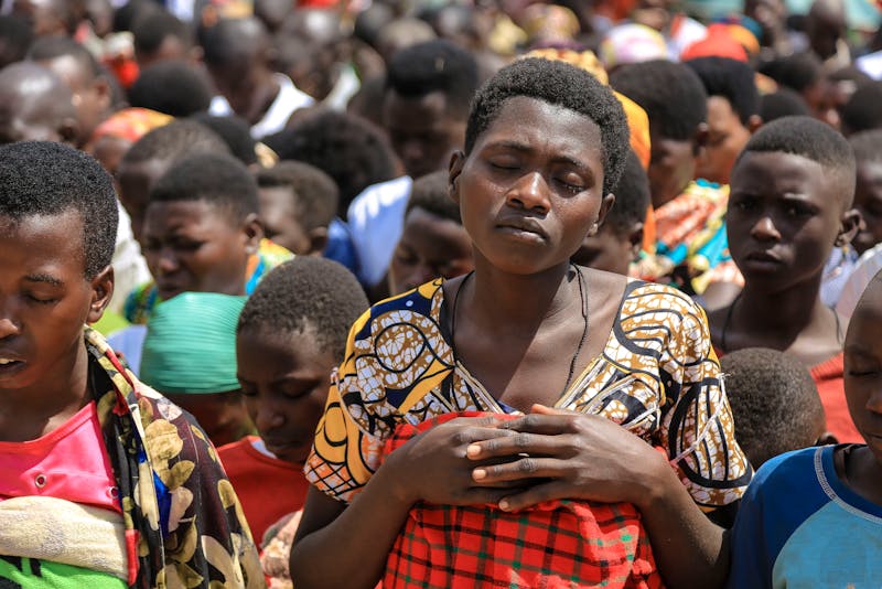 Una mujer africana orando